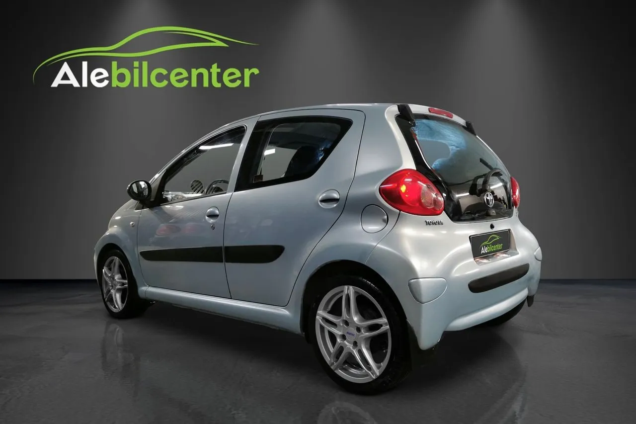 Vehicle image 3