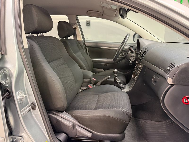 Toyota Avensis bild 9