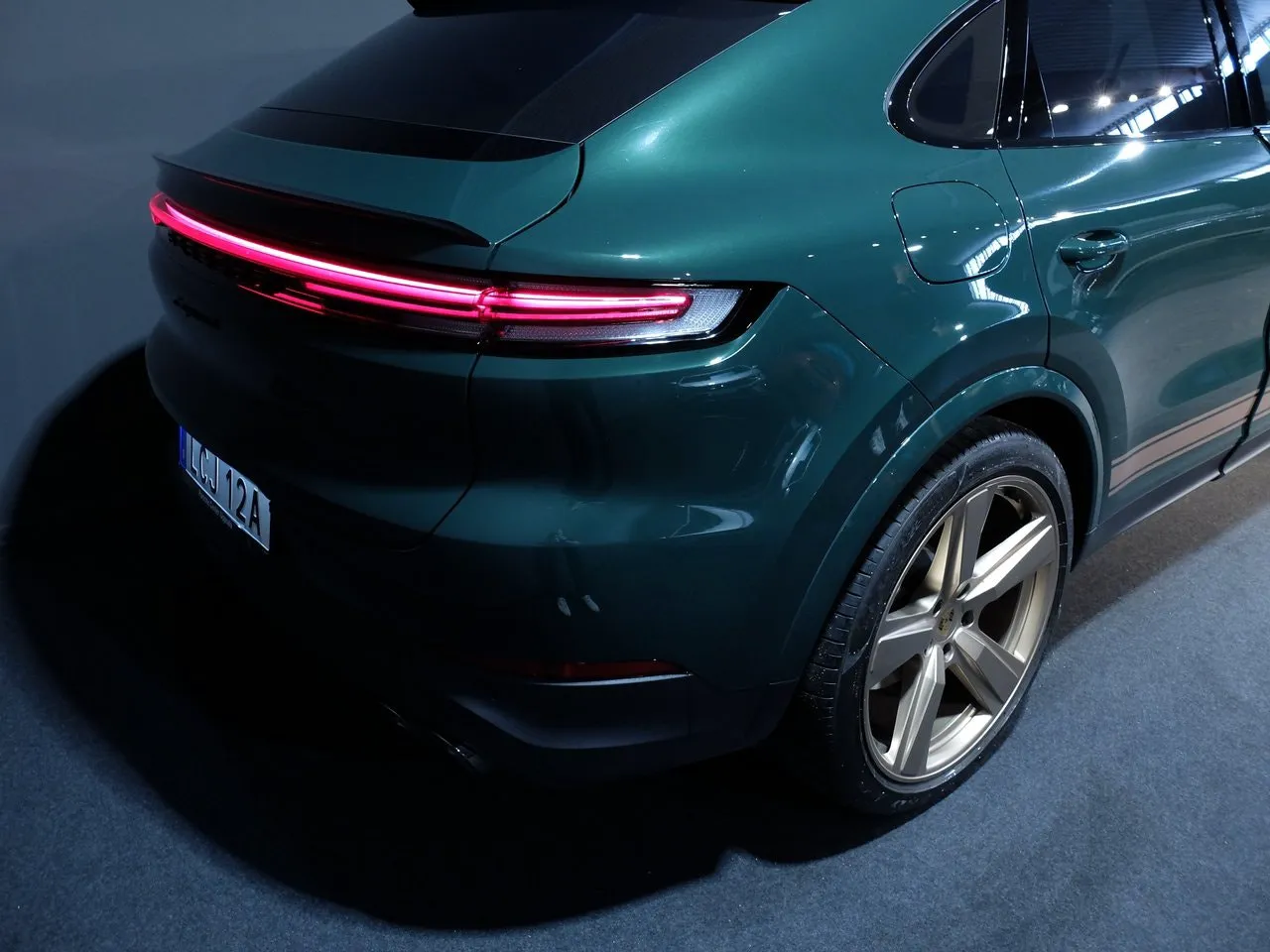 Vehicle image 10