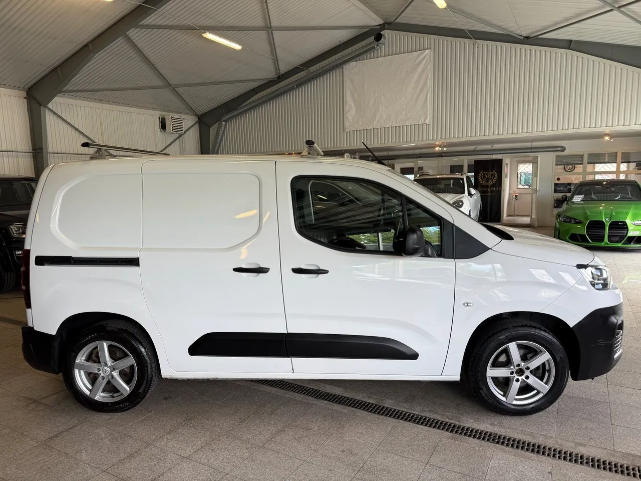 Vehicle image 6