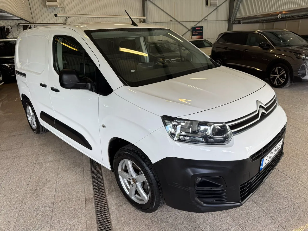 Vehicle image 7
