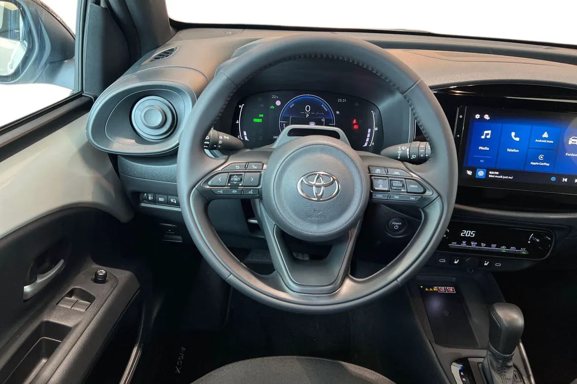 Vehicle image 10