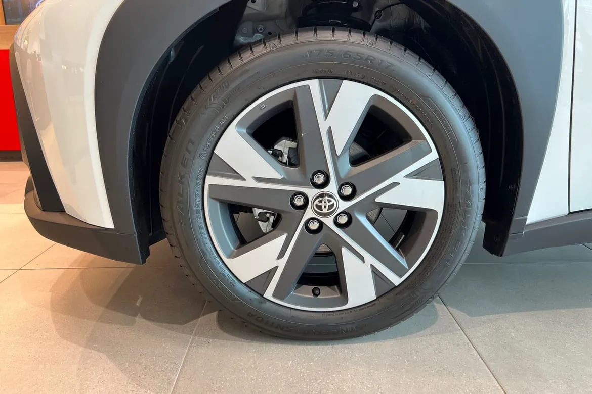 Vehicle image 16