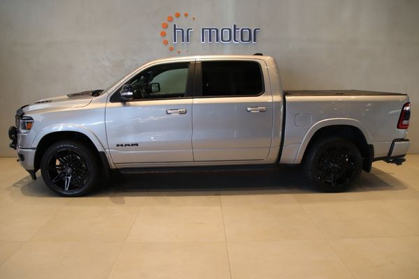 RAM 1500 Laramie Night Crew Cab 5.7 V8 HEMI/Extraljus/SoV/2 års garanti - 2021