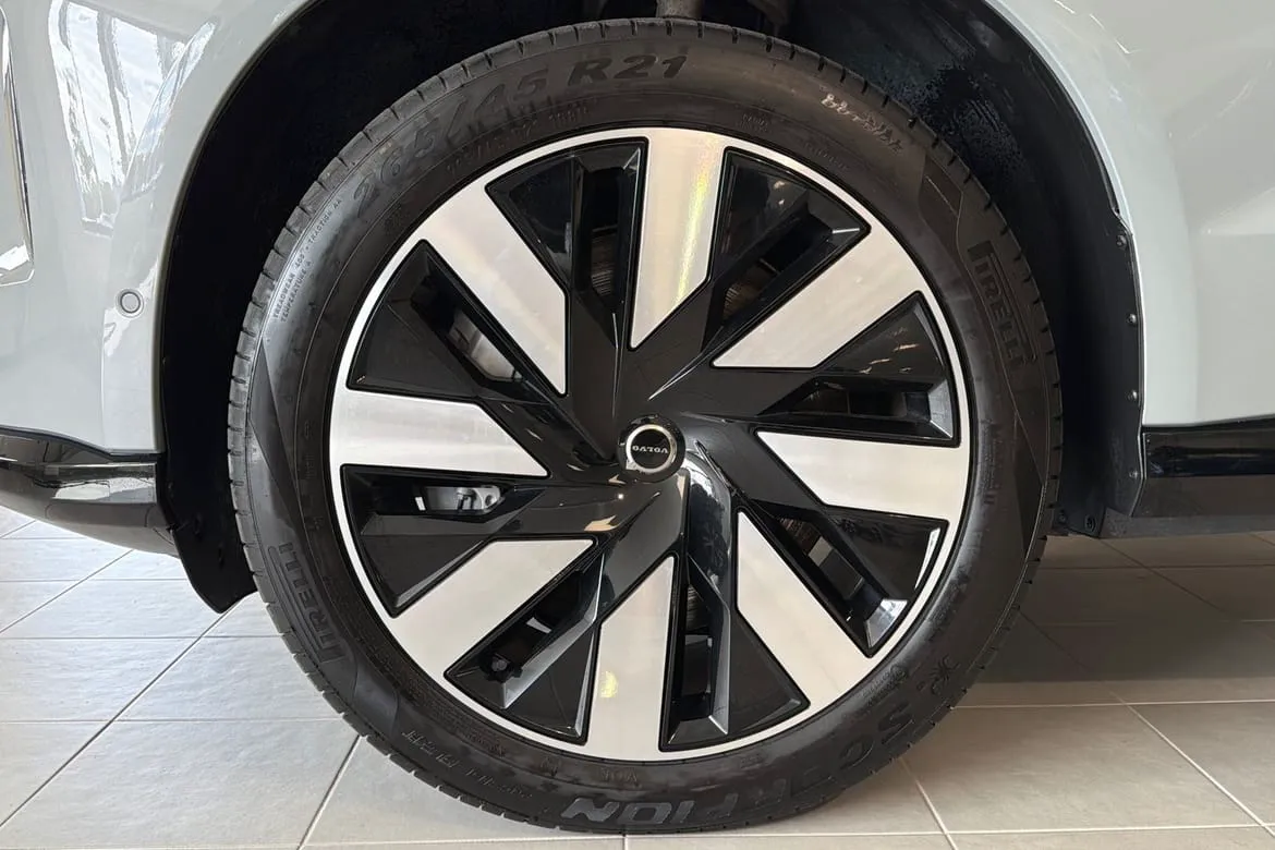Vehicle image 16