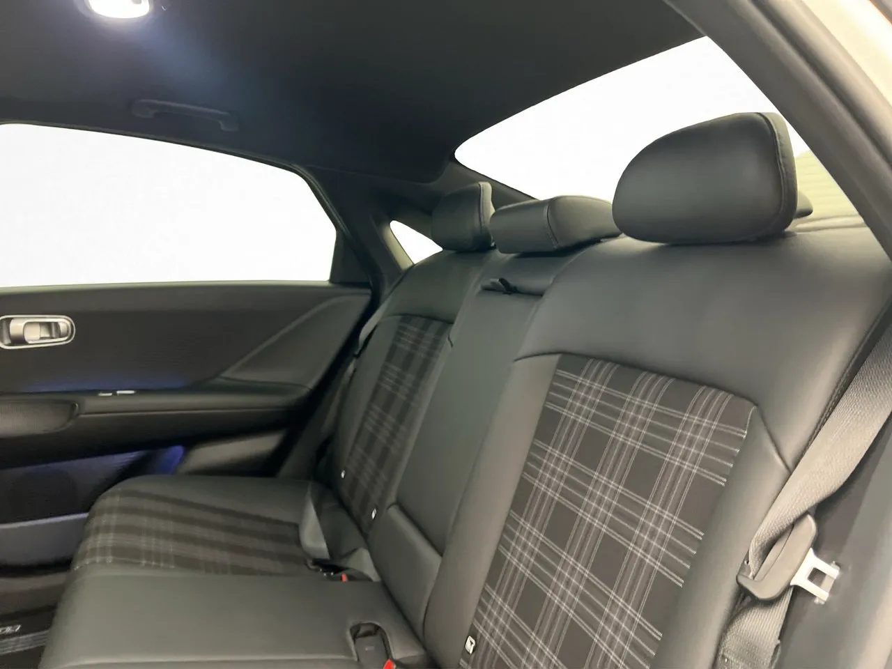 Vehicle image 32