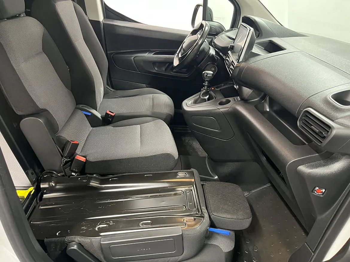 Vehicle image 19