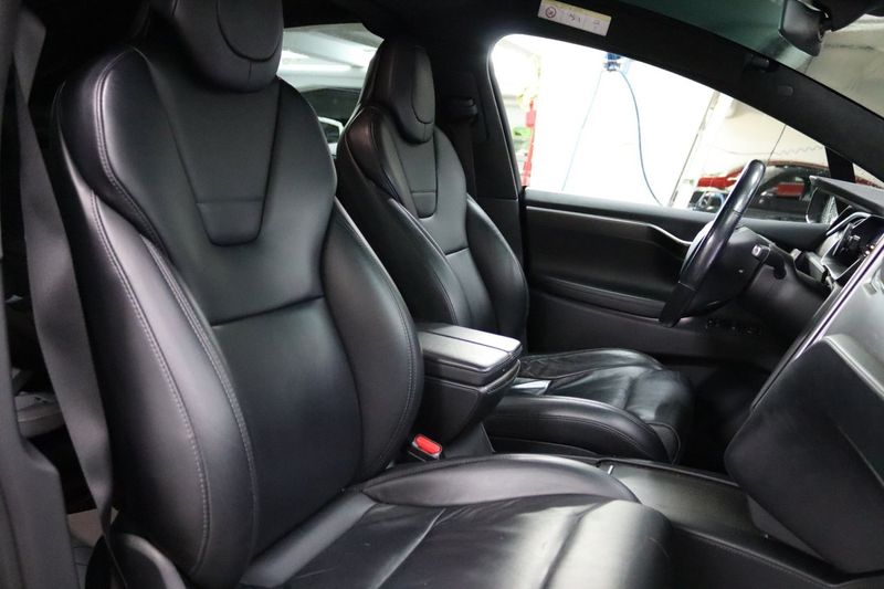 Tesla Model X bild 12