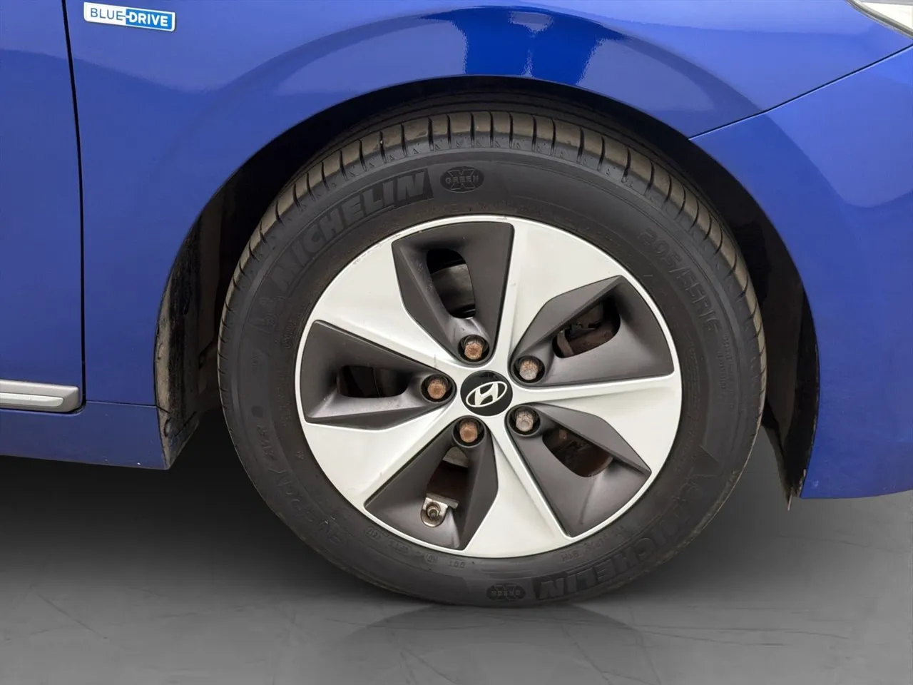 Vehicle image 32