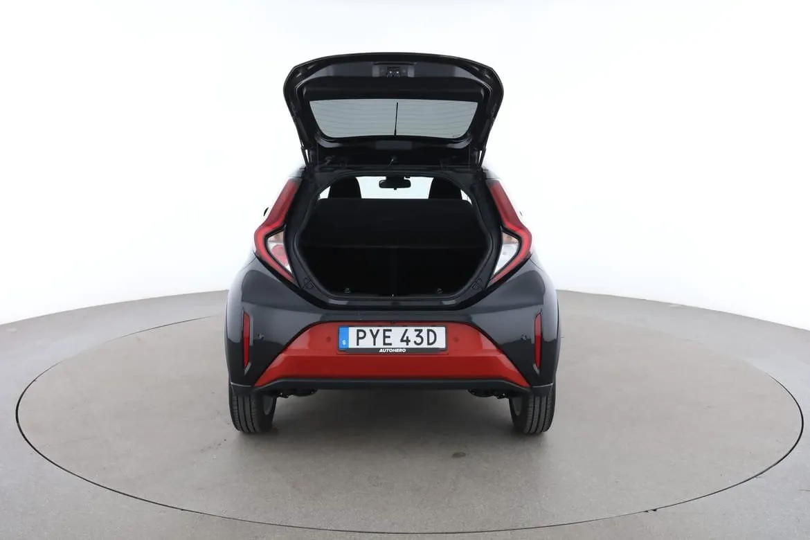 Vehicle image 16