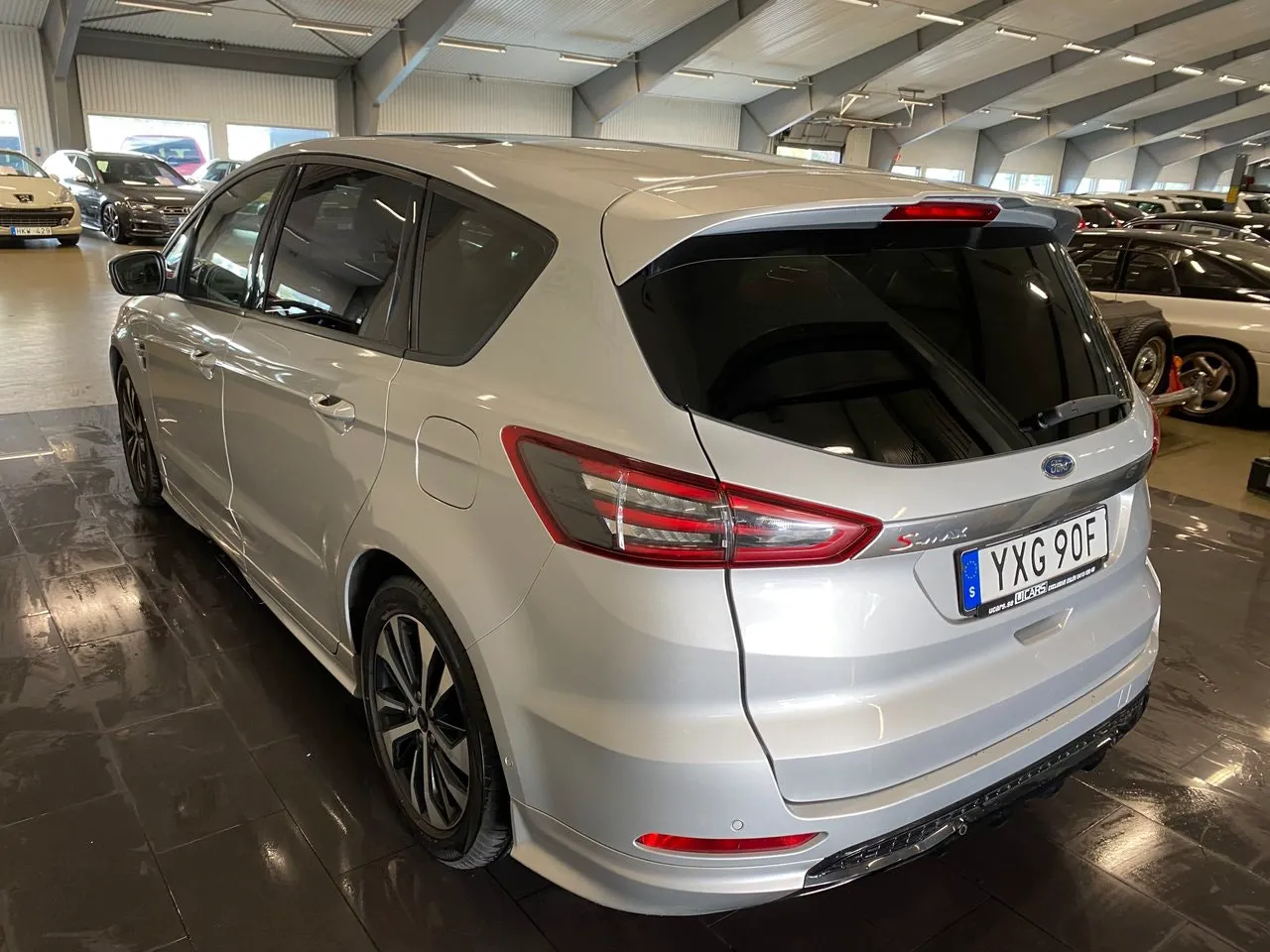 Vehicle image 5