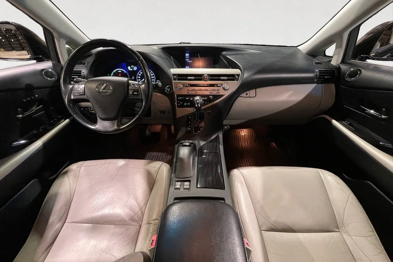 Vehicle image 10