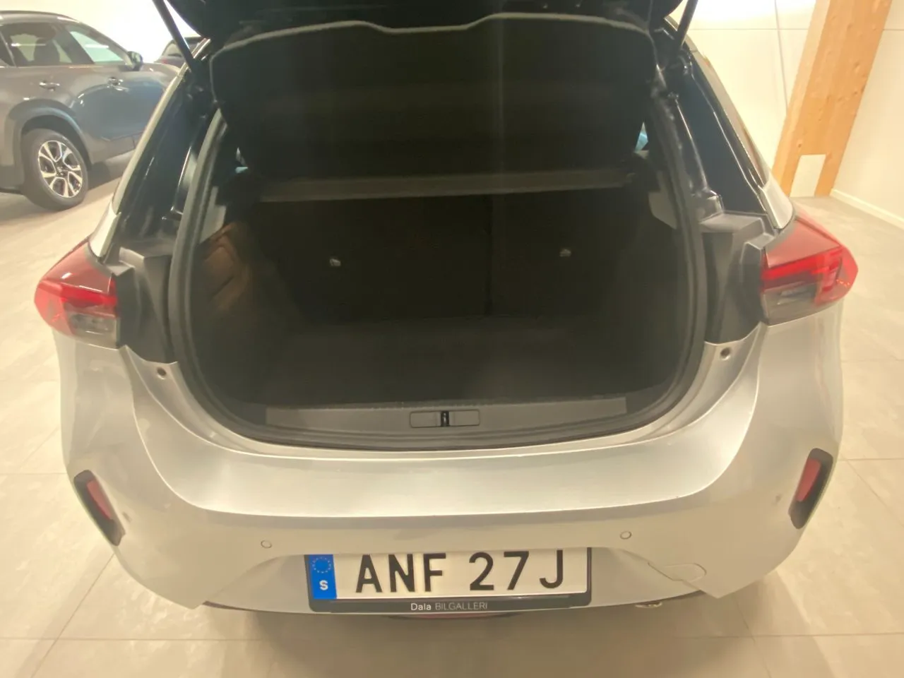 Vehicle image 16