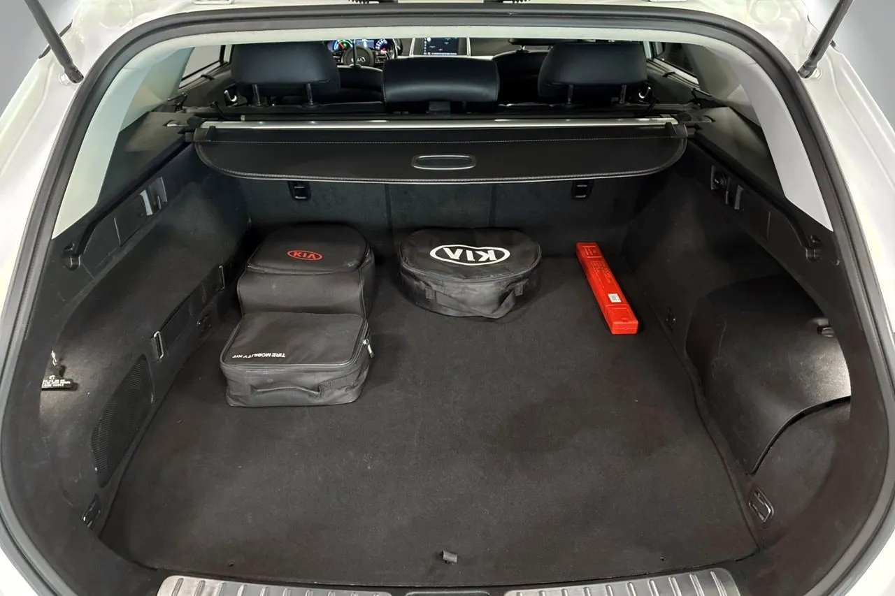 Vehicle image 16