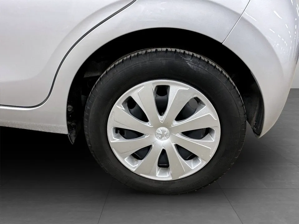 Vehicle image 16