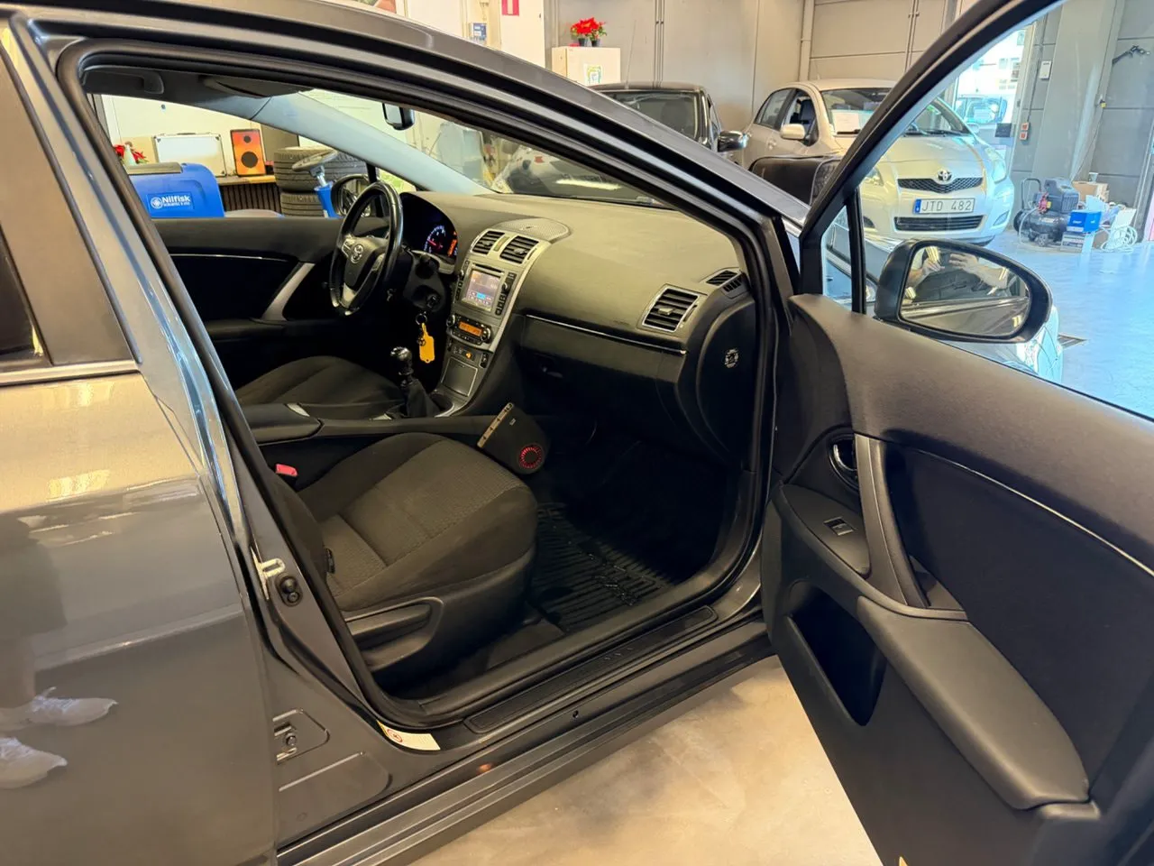Vehicle image 16