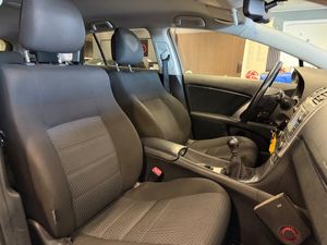 Toyota Avensis bild 24