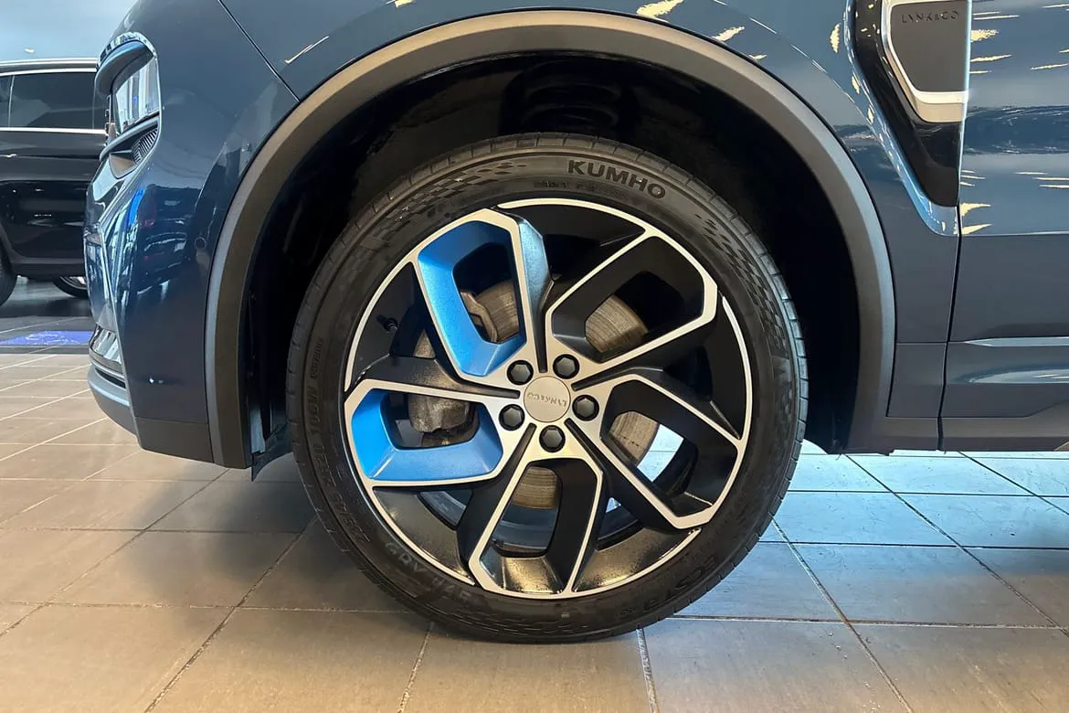 Vehicle image 16