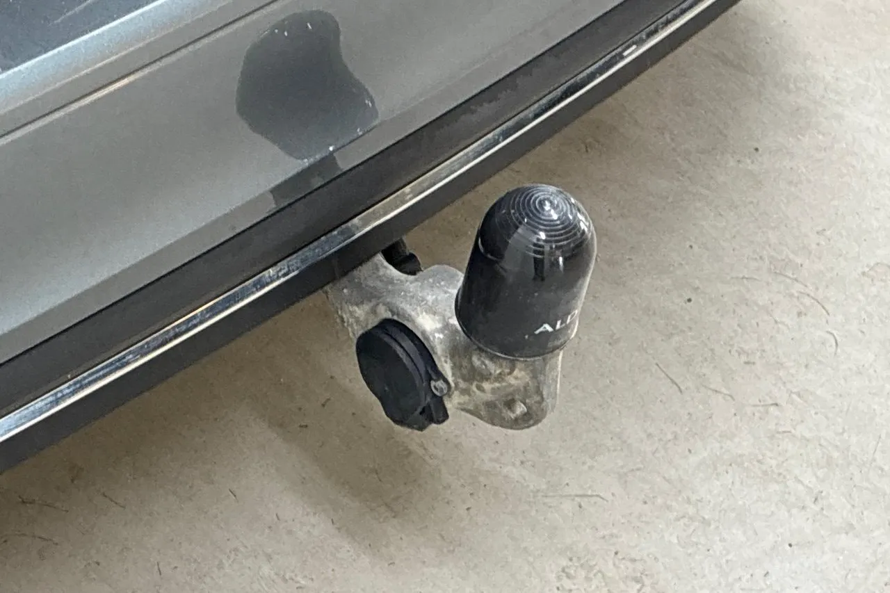 Vehicle image 32