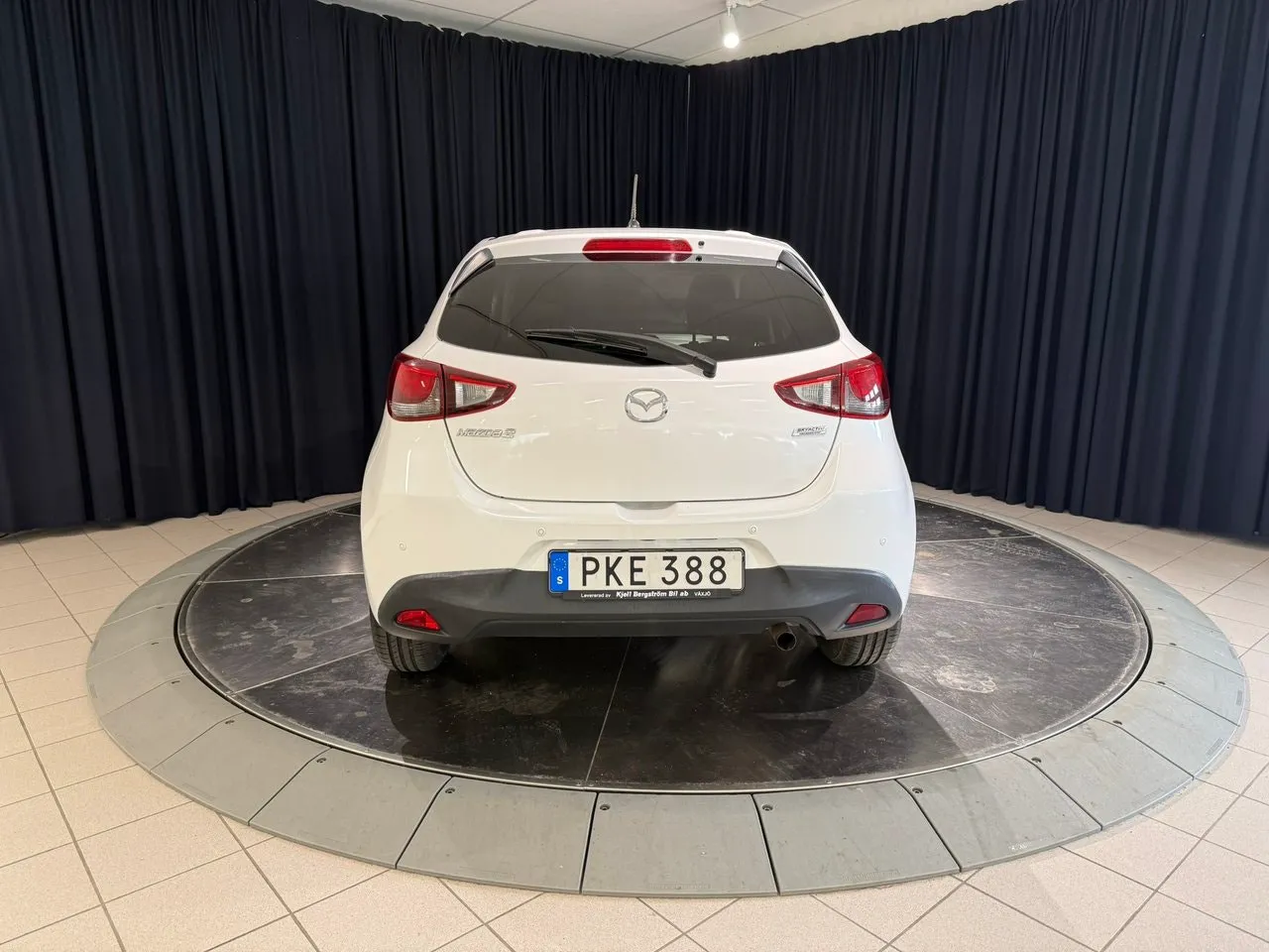 Vehicle image 4