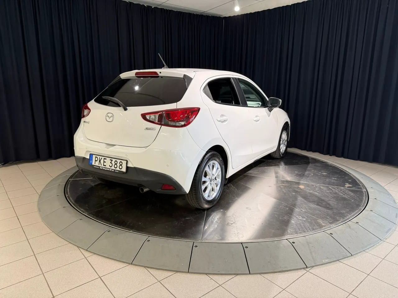 Vehicle image 5