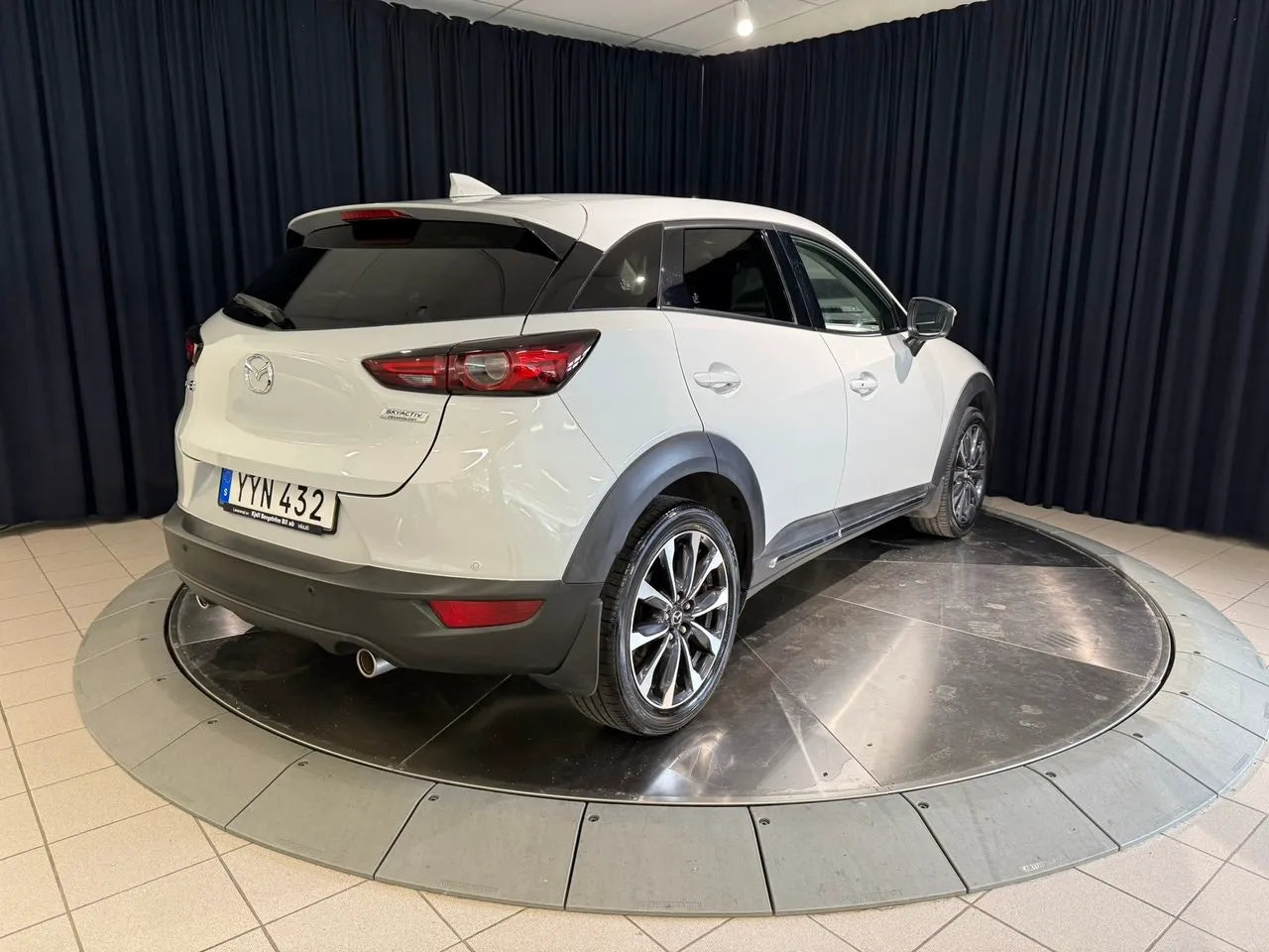 Vehicle image 5
