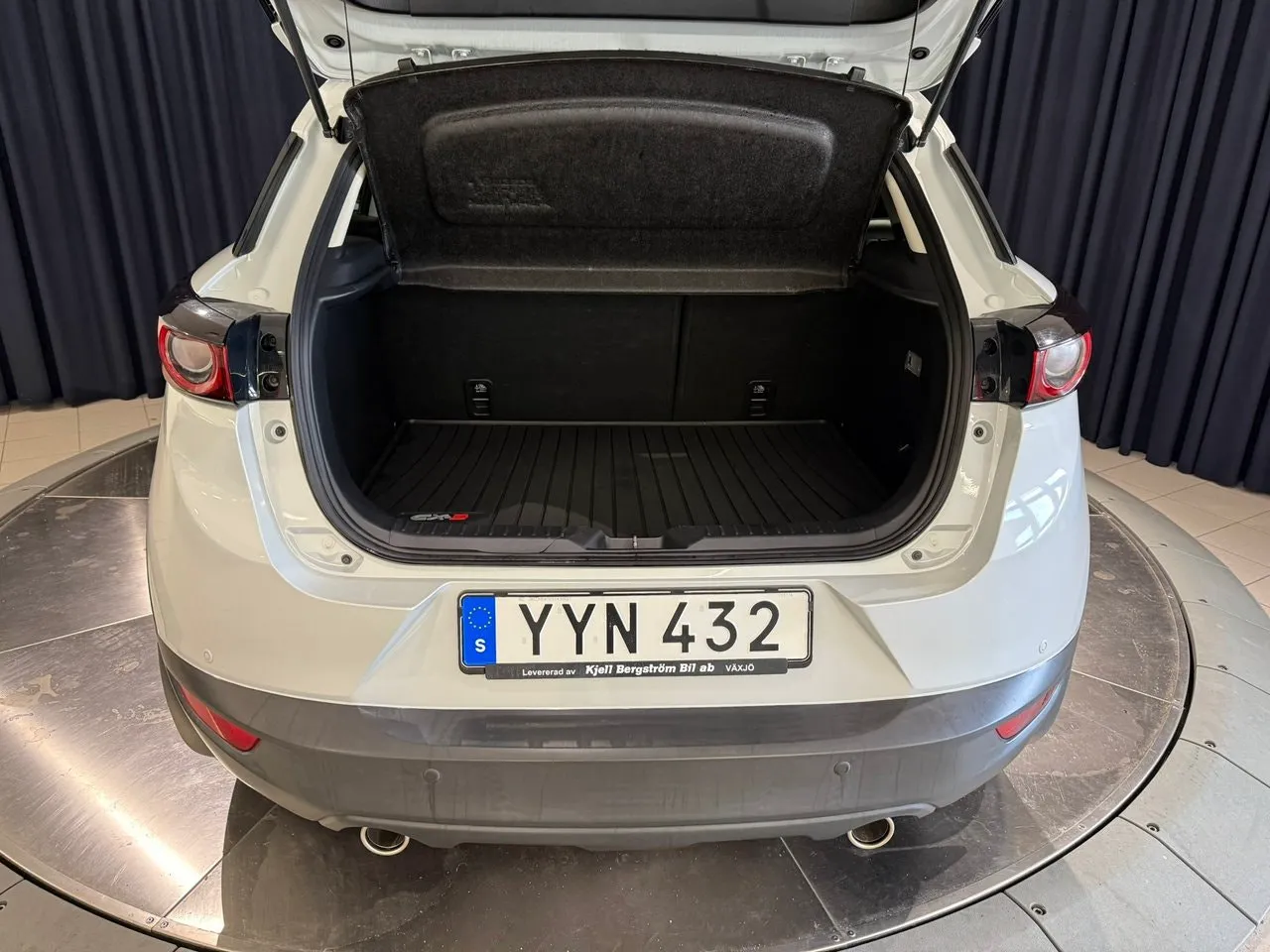 Vehicle image 8