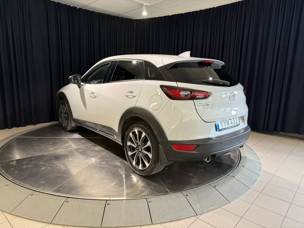 Vehicle image 3
