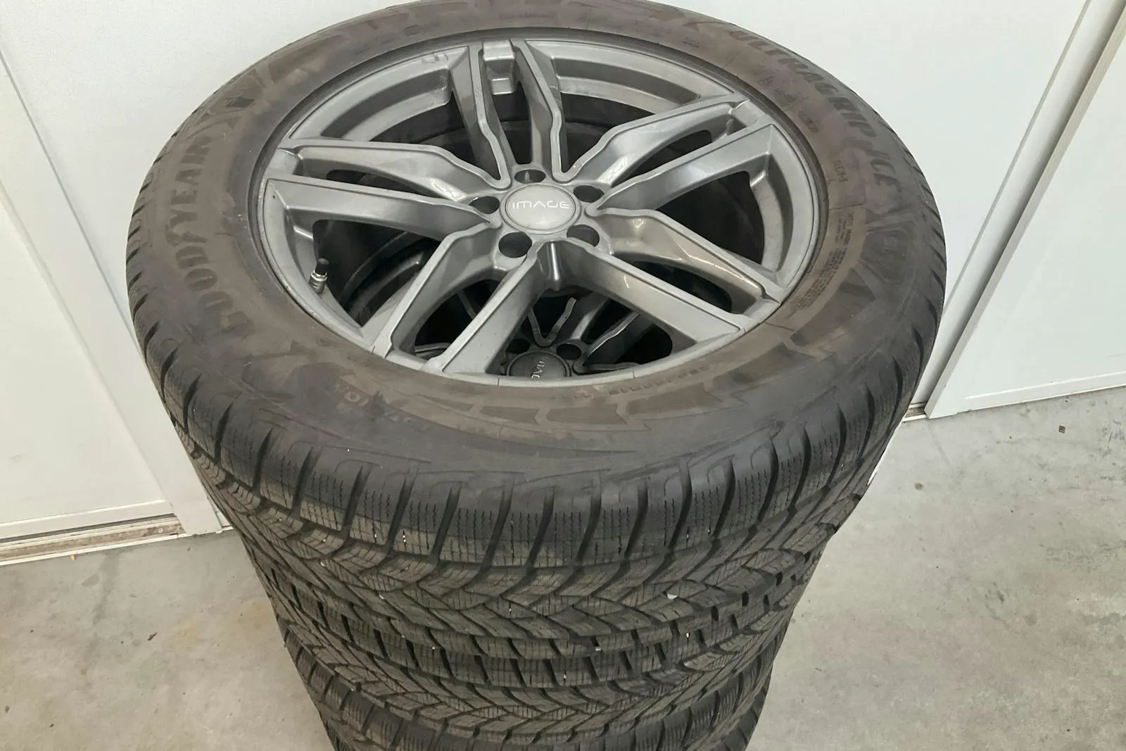 Vehicle image 16
