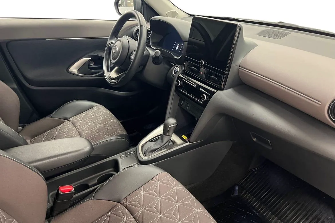 Vehicle image 6