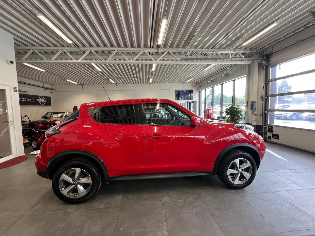 Vehicle image 7