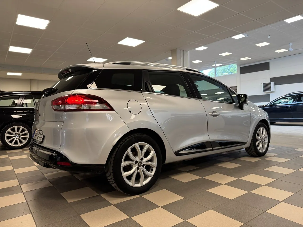 Vehicle image 4