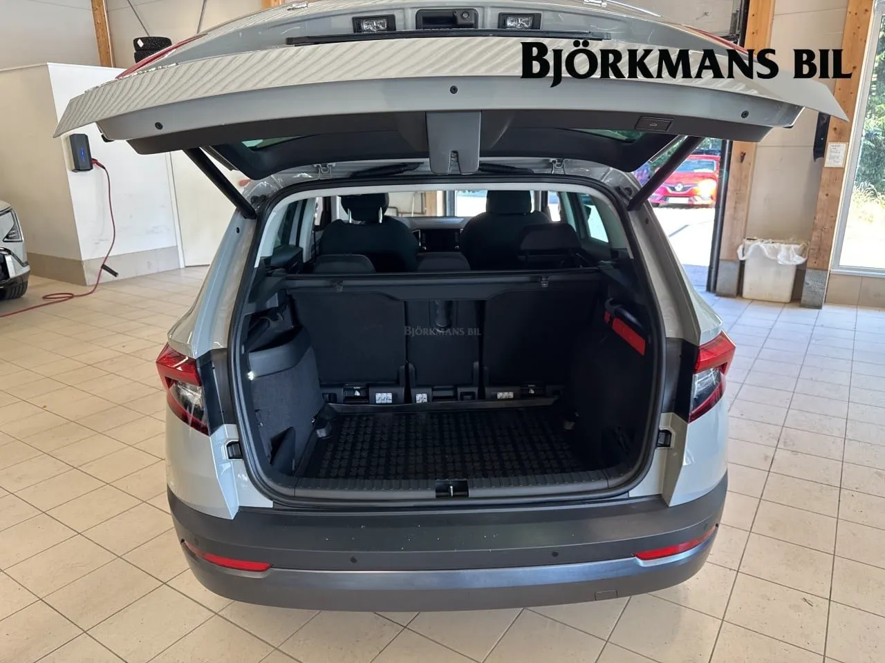 Vehicle image 13
