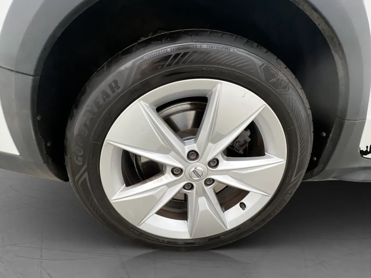 Vehicle image 32