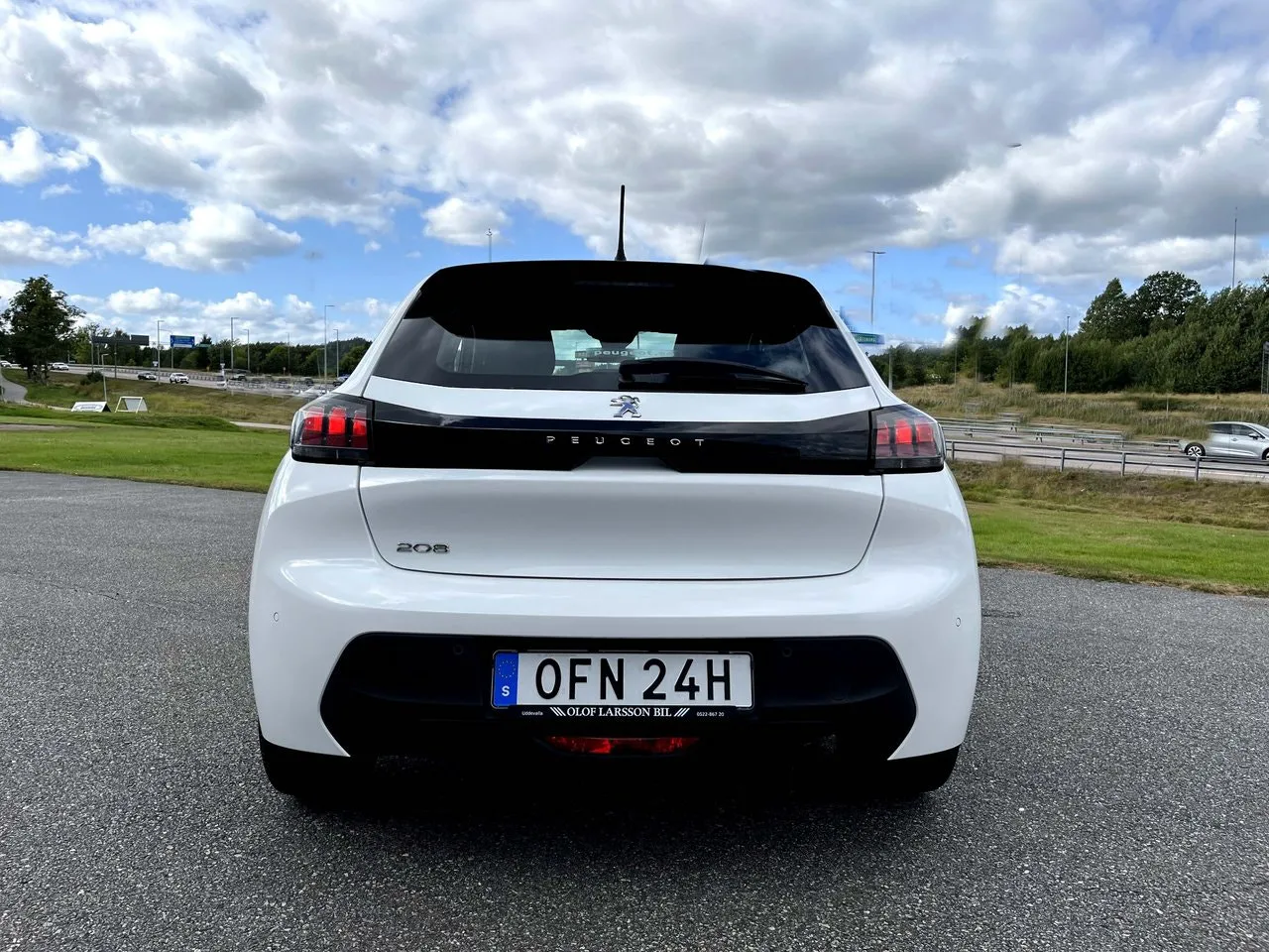 Vehicle image 5