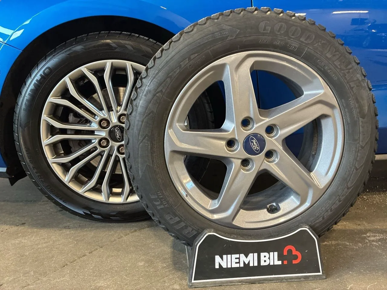 Vehicle image 16