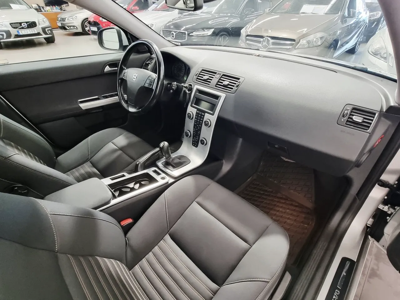 Vehicle image 15