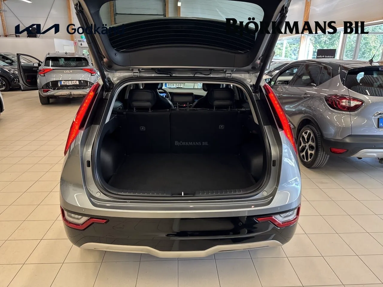 Vehicle image 13