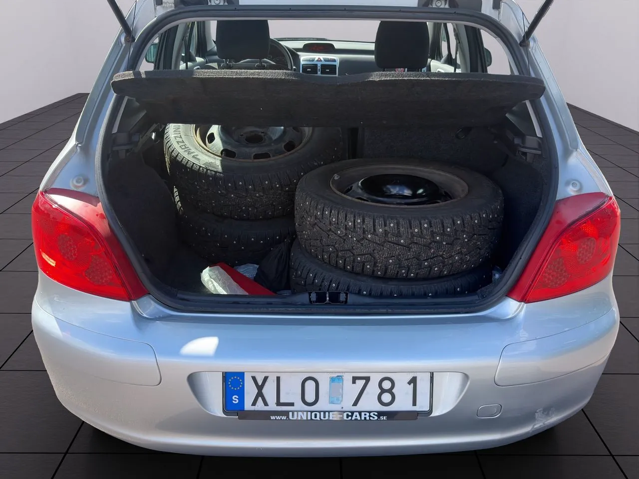 Vehicle image 16
