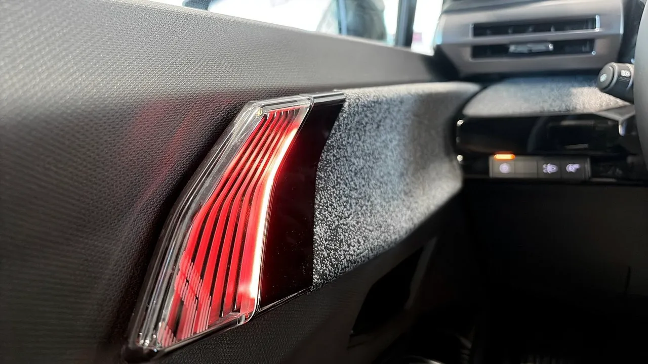 Vehicle image 18