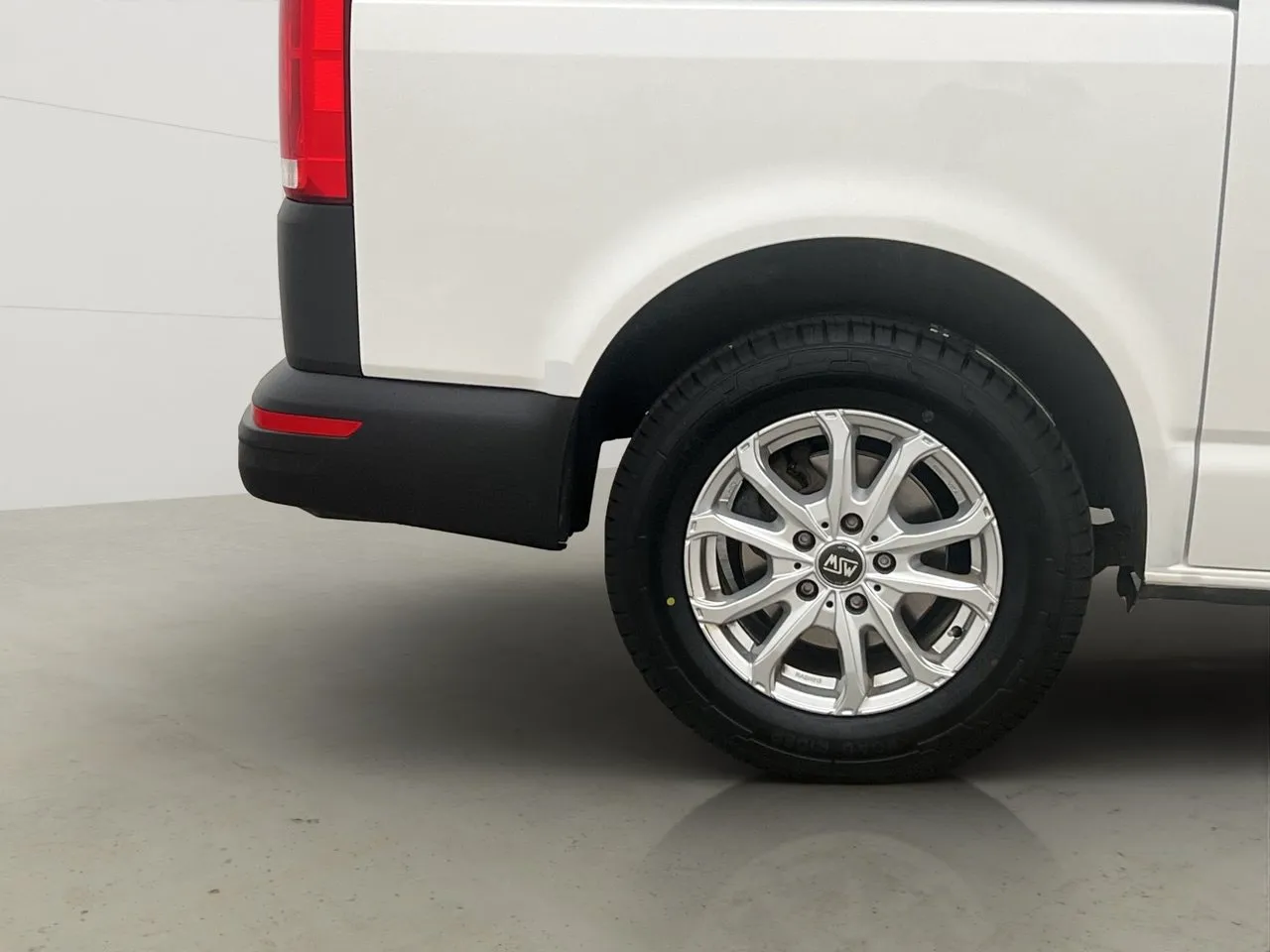 Vehicle image 32