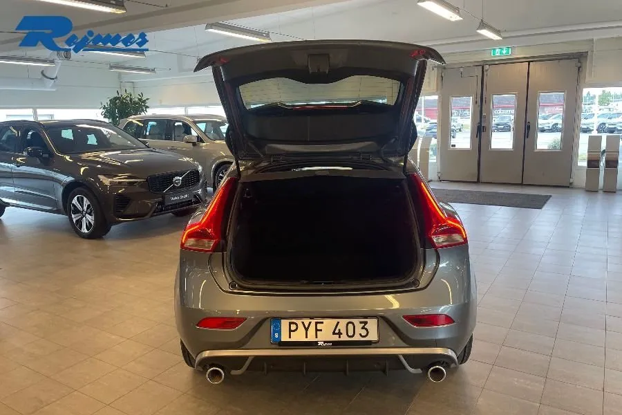 Vehicle image 15