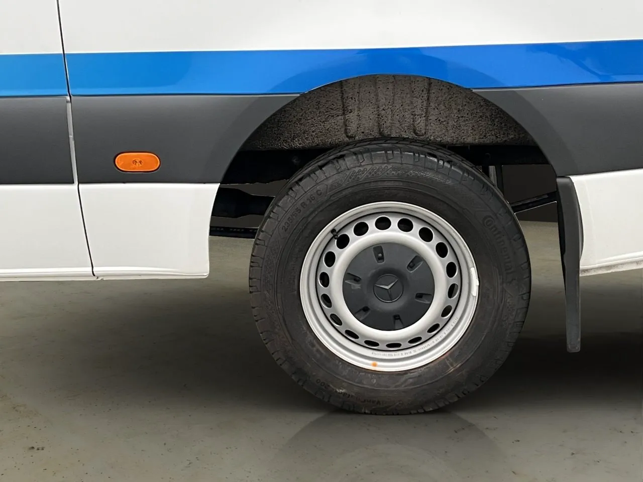 Vehicle image 26