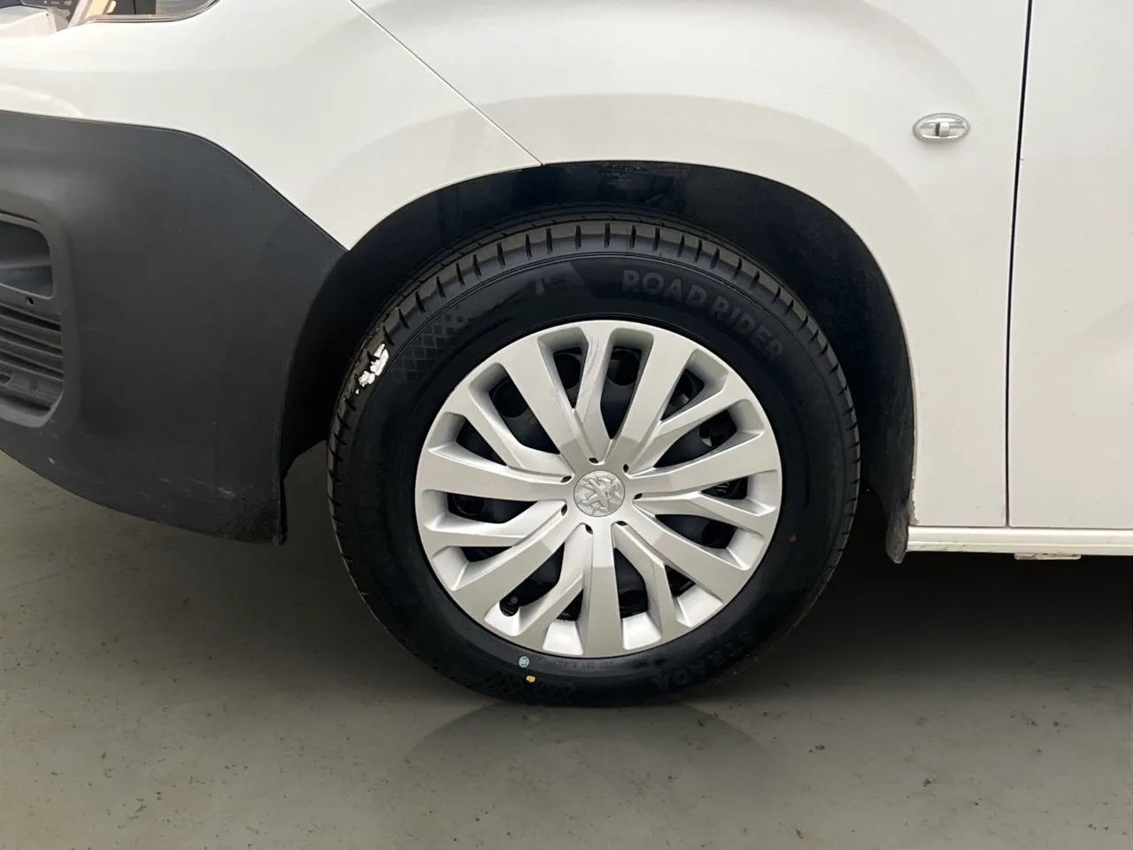 Vehicle image 25