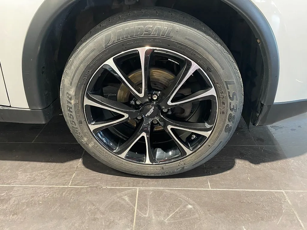 Vehicle image 16