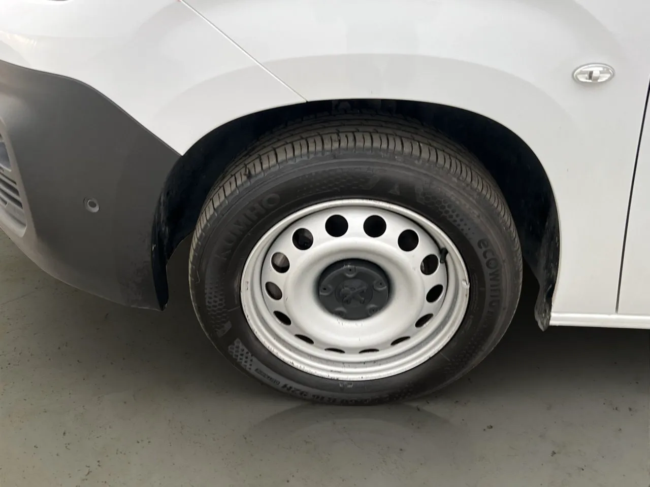 Vehicle image 27