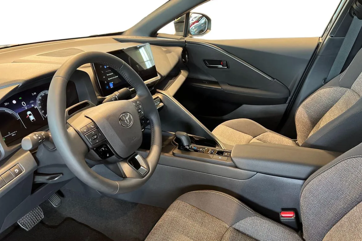 Vehicle image 13