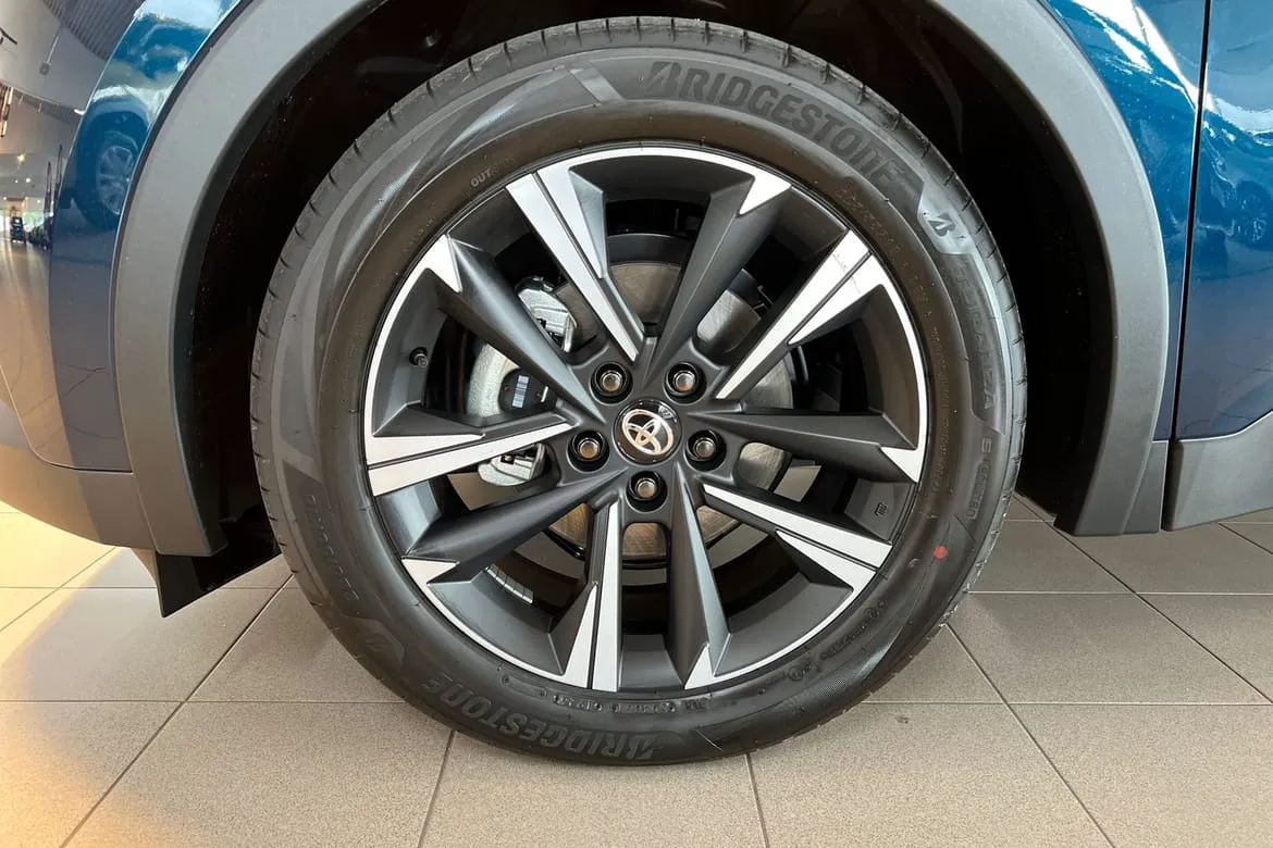 Vehicle image 16