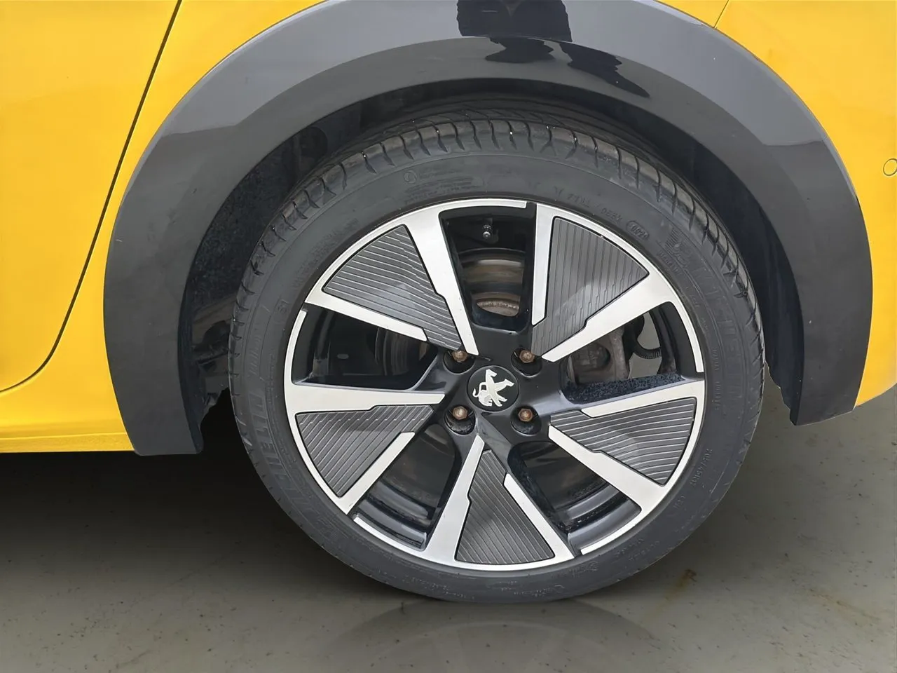 Vehicle image 30