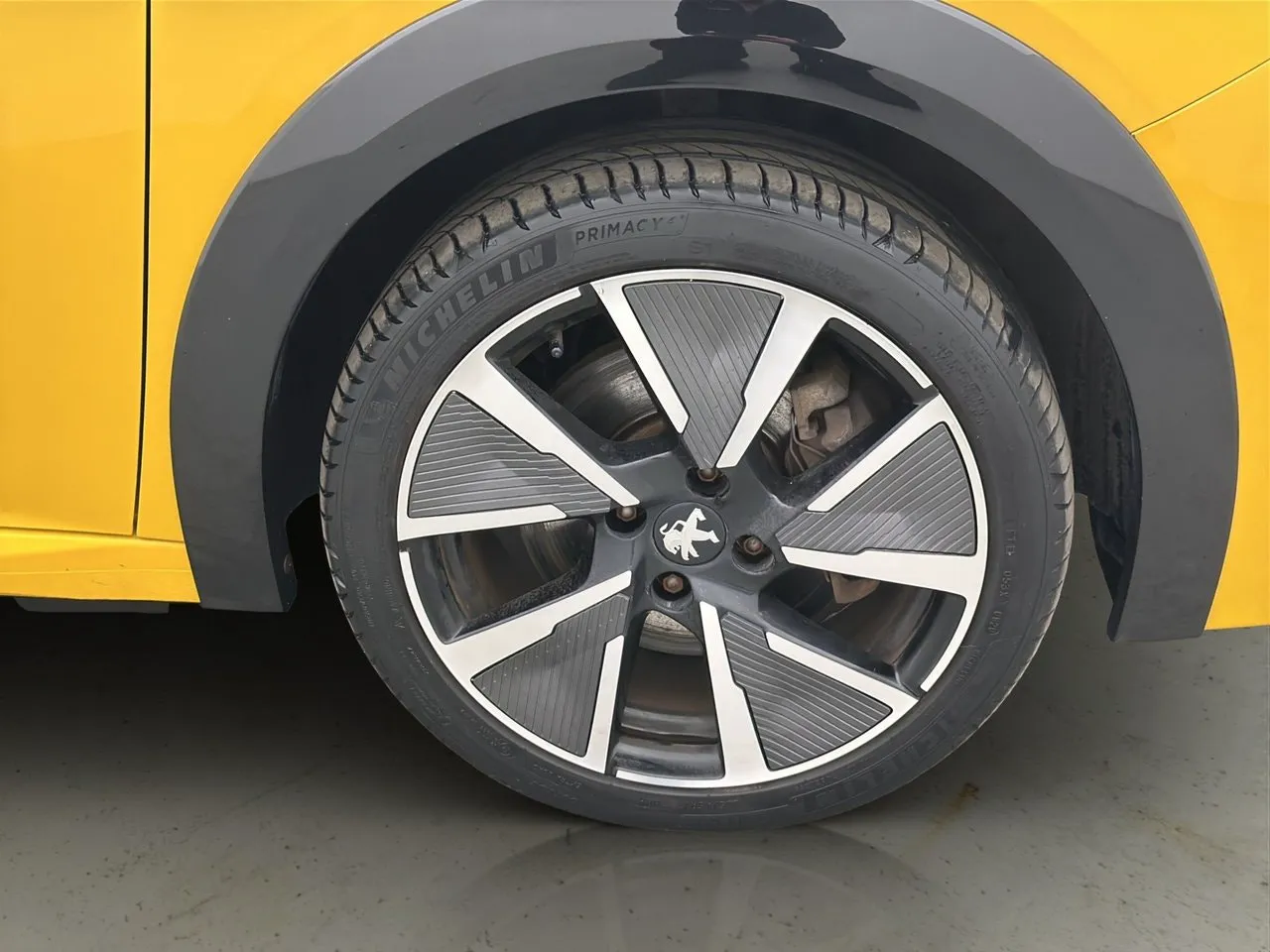 Vehicle image 32